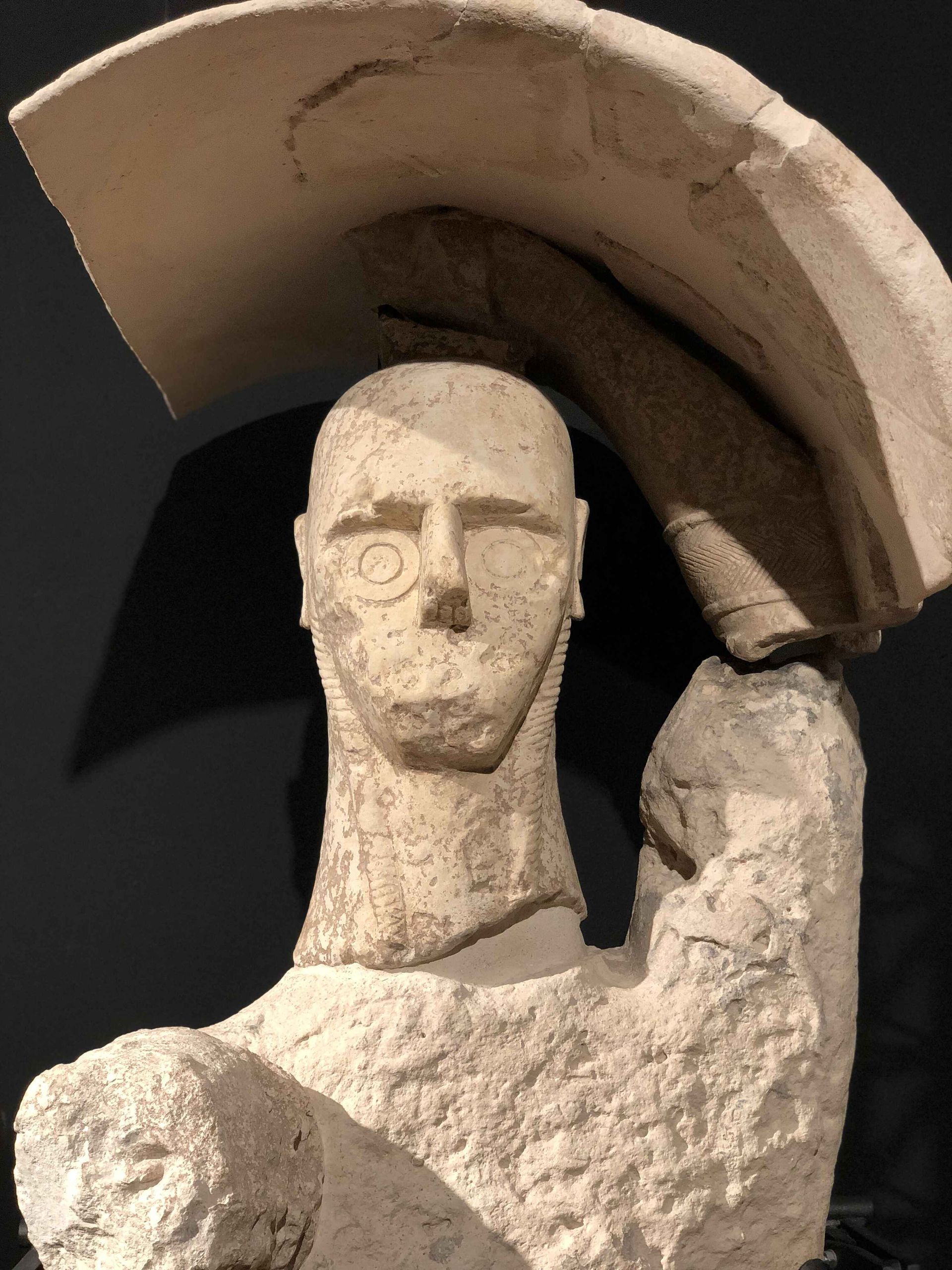 una statua di un uomo con un elmo in testa