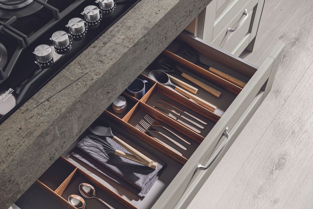 cassetto con posate in cucina