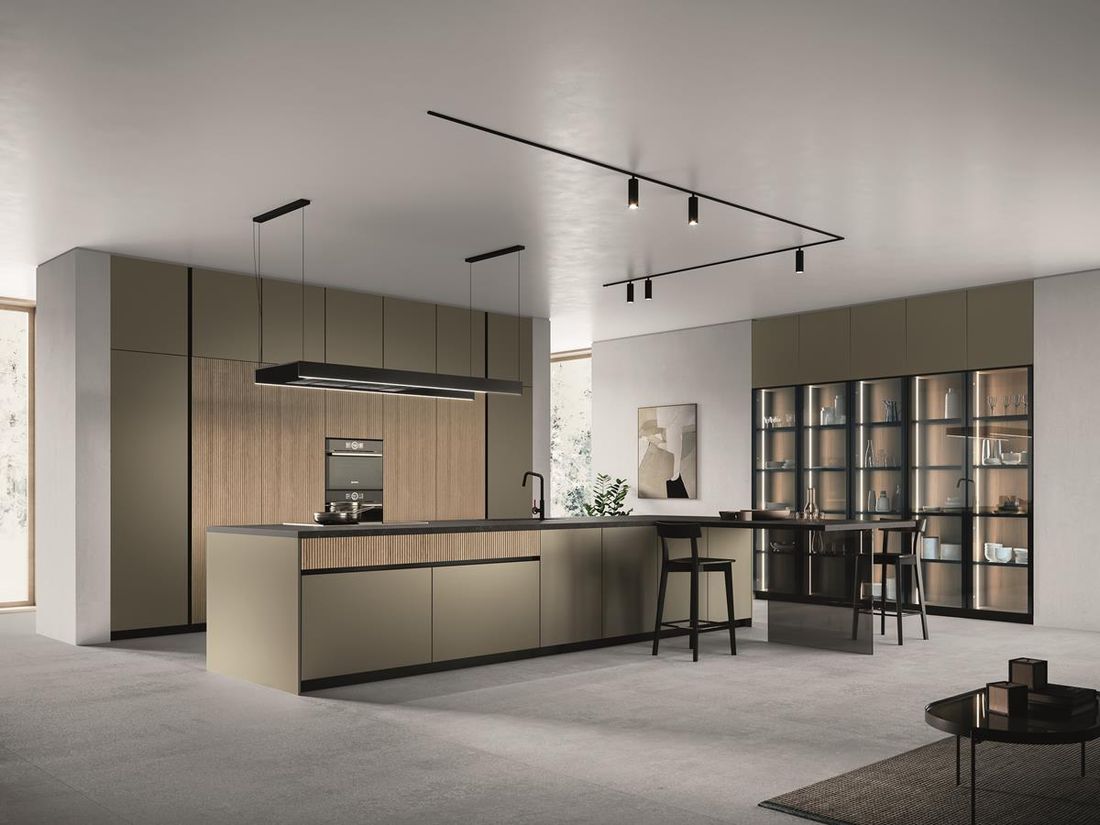 Cucina moderna e minimalista con mobili in legno e grigi, isola con posti a sedere e mensole a vista in un interno luminoso.