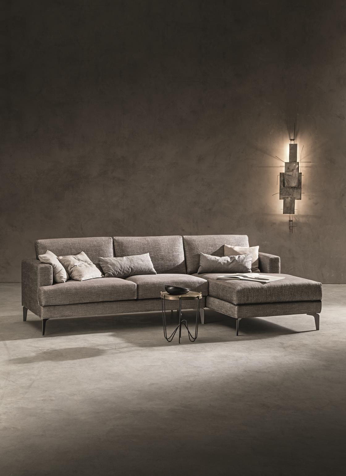 divano moderno marrone