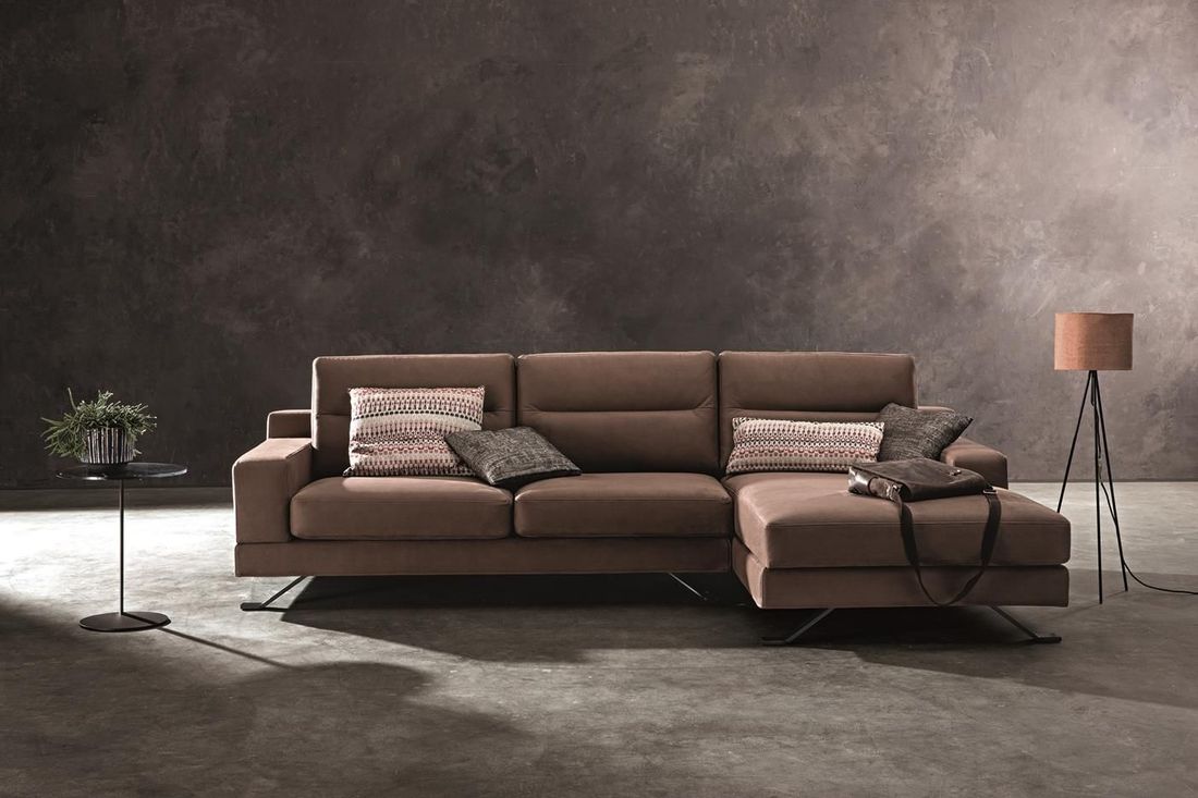 divano moderno marrone