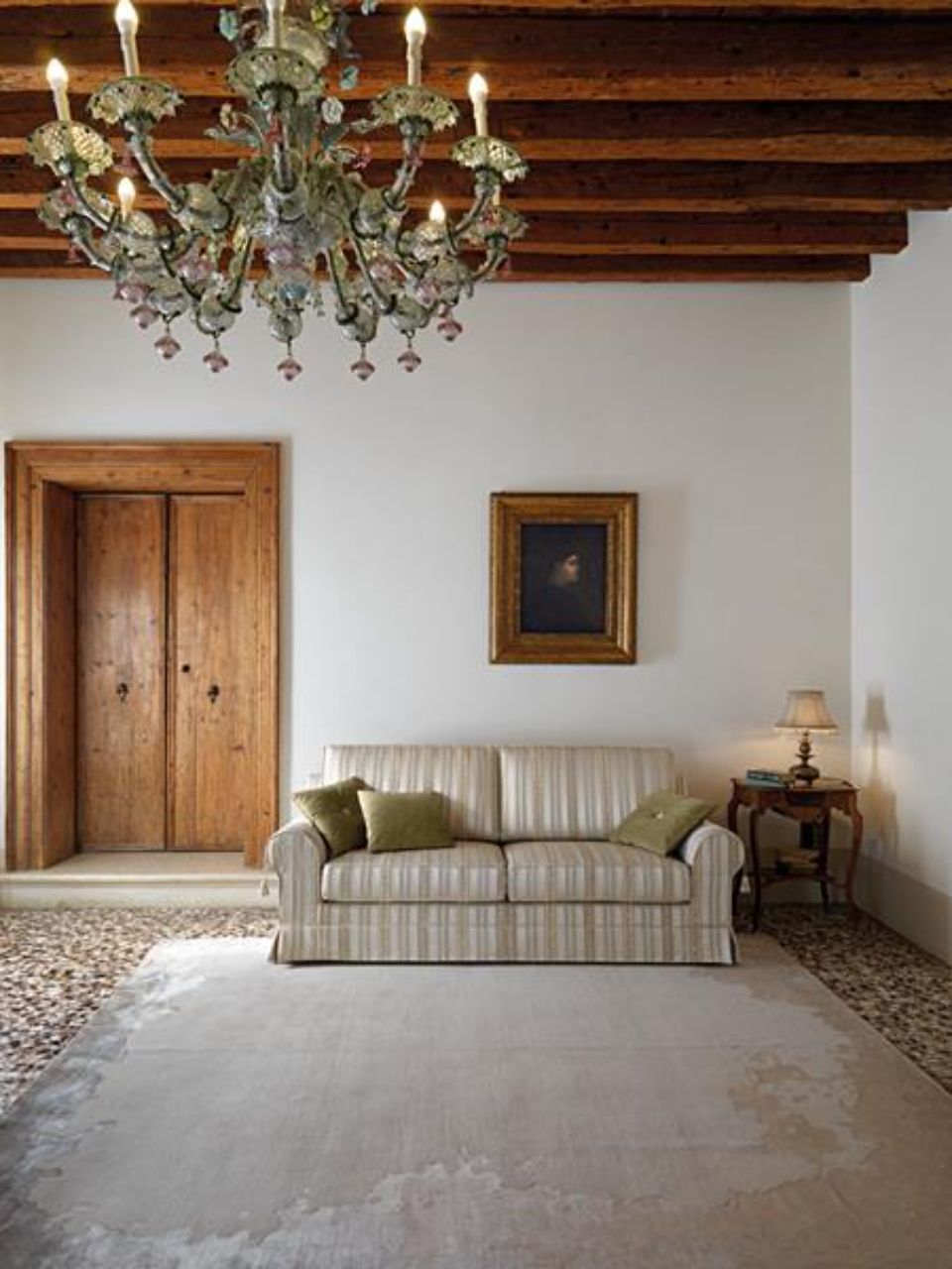 Divano a righe tradizionale