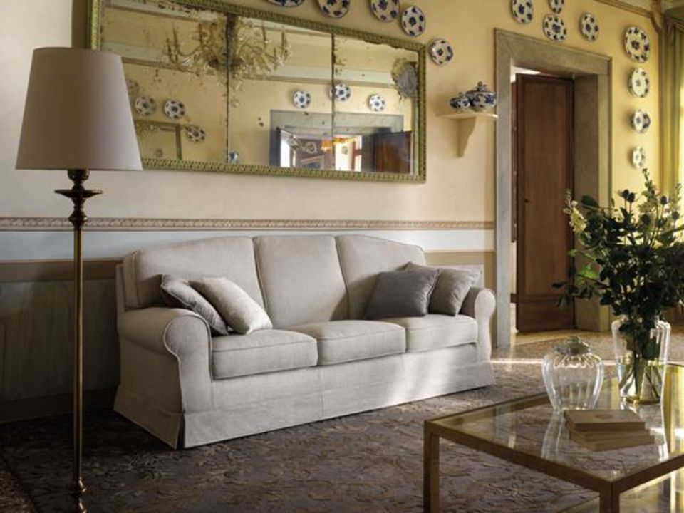 Divano a tre posti classico