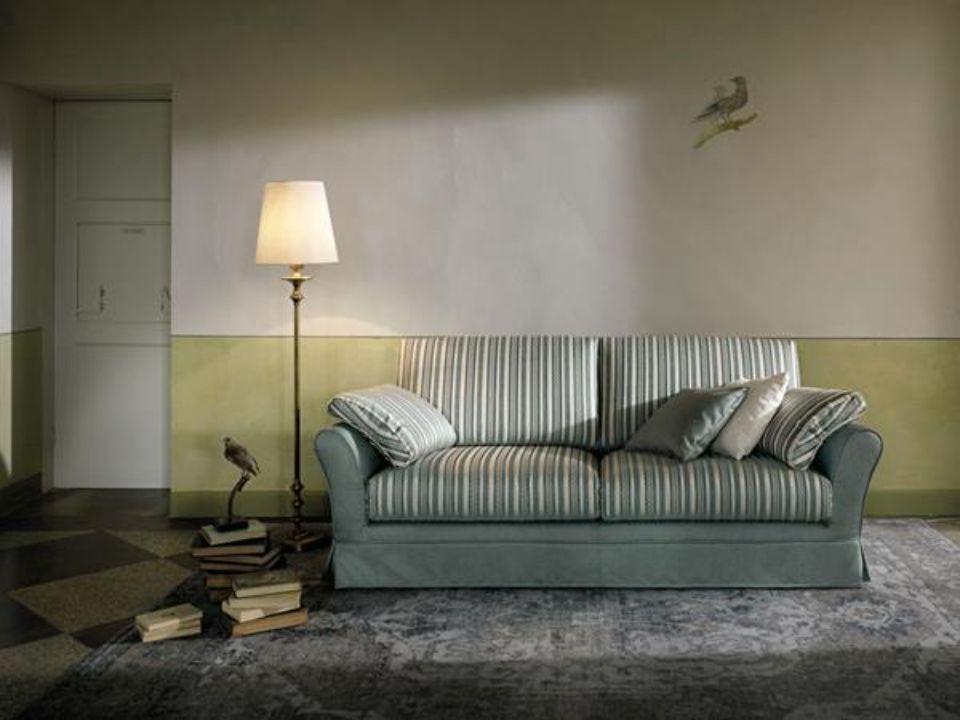 Divano a righe con cuscini