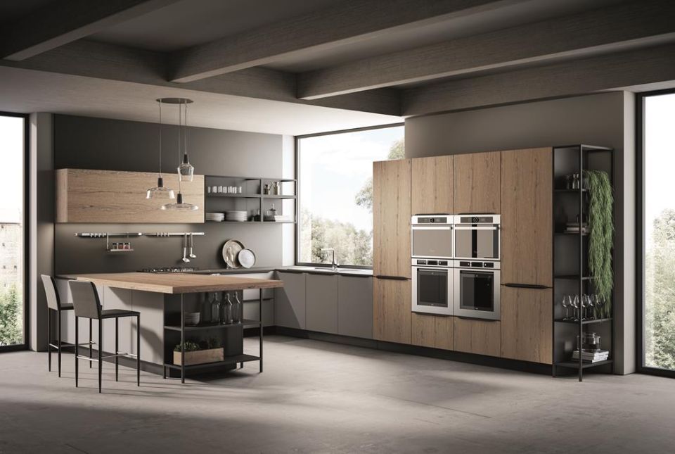 Cucina moderna con mobili color legno