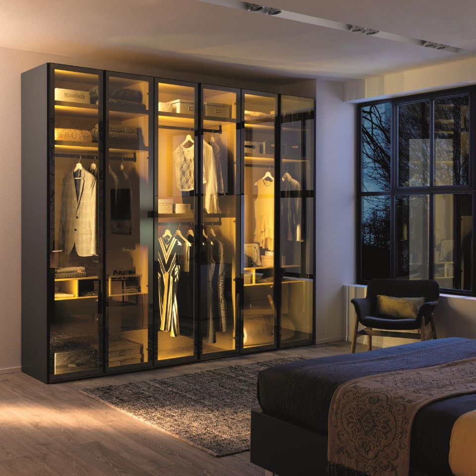 Cabina armadio con porta trasparente e luce