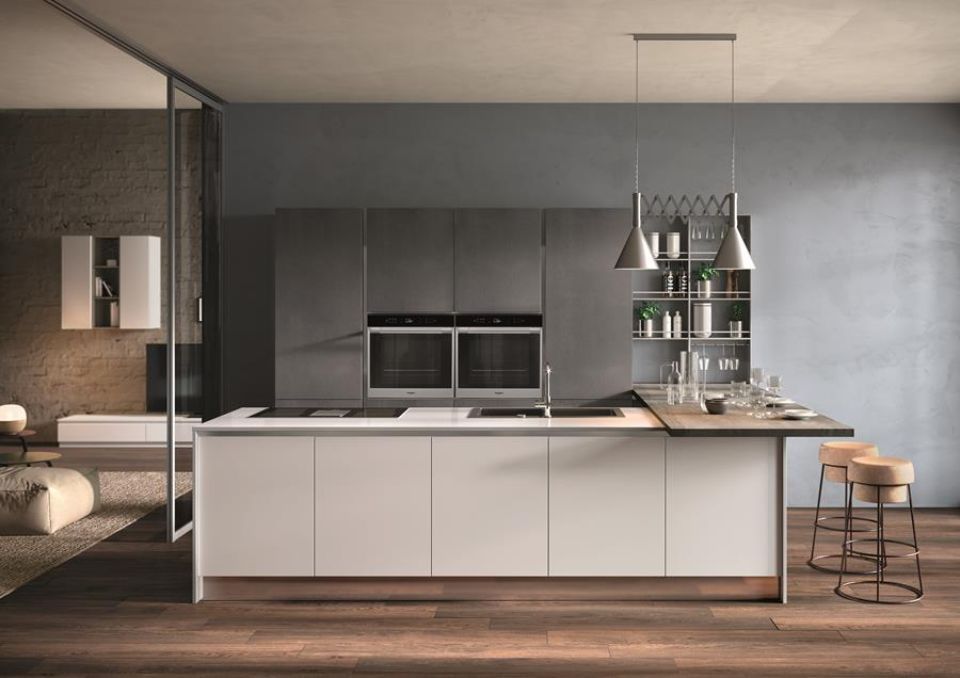 Isola moderna con tavolo