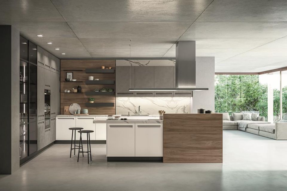 Cucina con mobili bianchi e legno