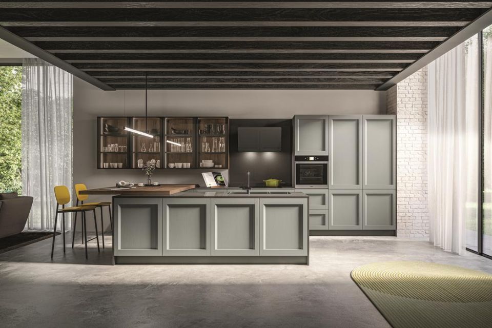 Cucina con mobili grigi