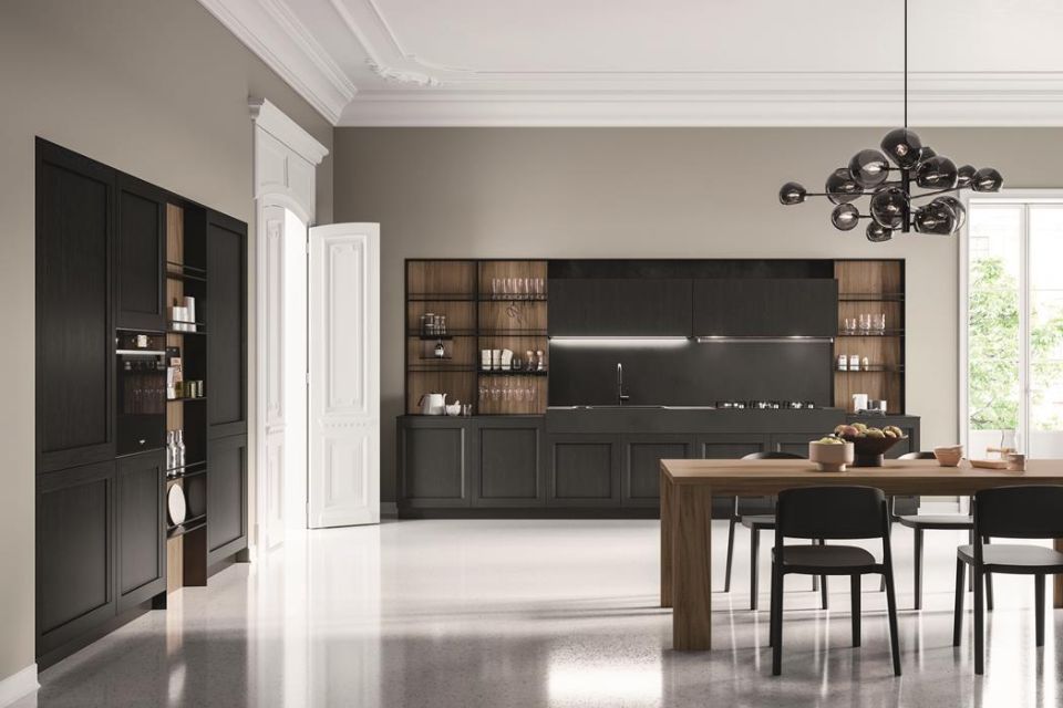 Cucina con mobili scuri