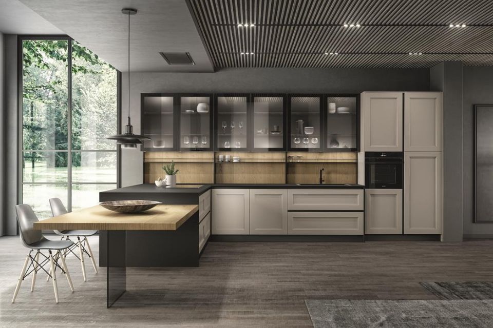 Cucina moderna con sportelli trasparenti