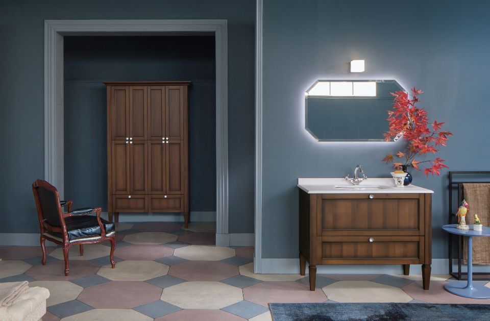 Bagno con mobili in legno