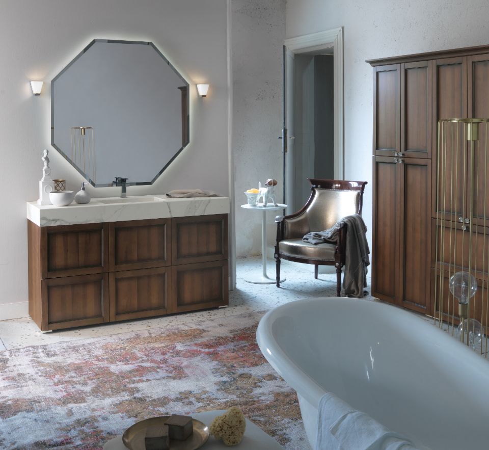 Bagno con mobili in legno scuro