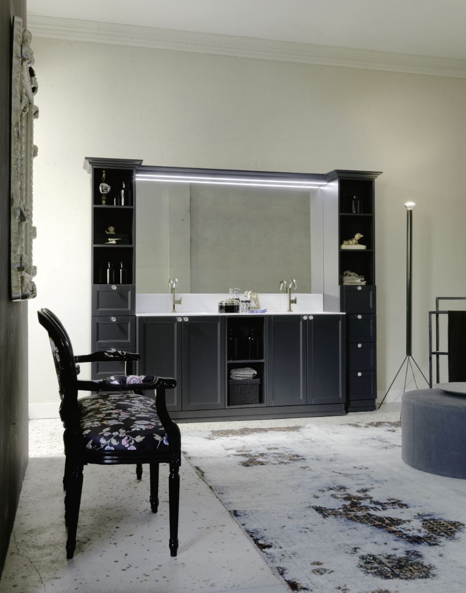 Mobile per il bagno con grande specchio