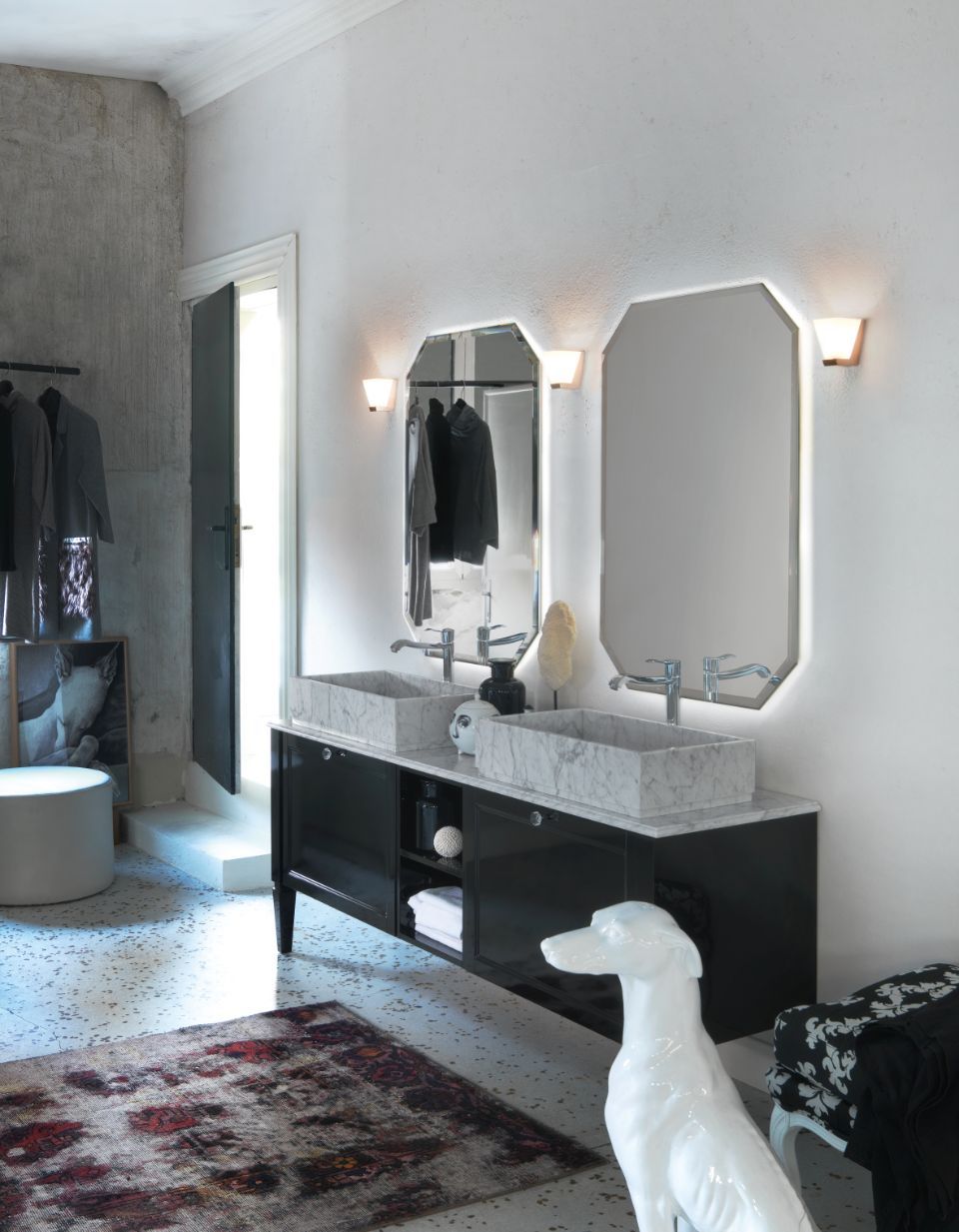 Mobile per il bagno con due specchi