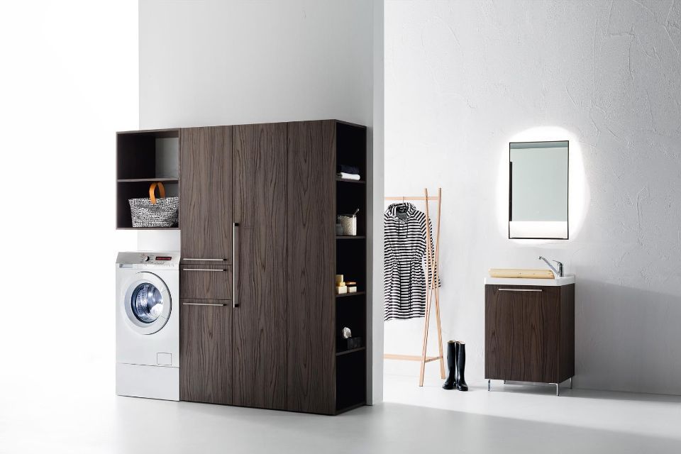 Lavanderia con mobile scuro