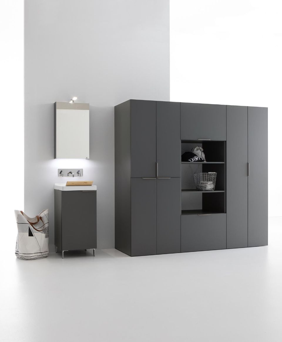 Lavanderia con mobile nero