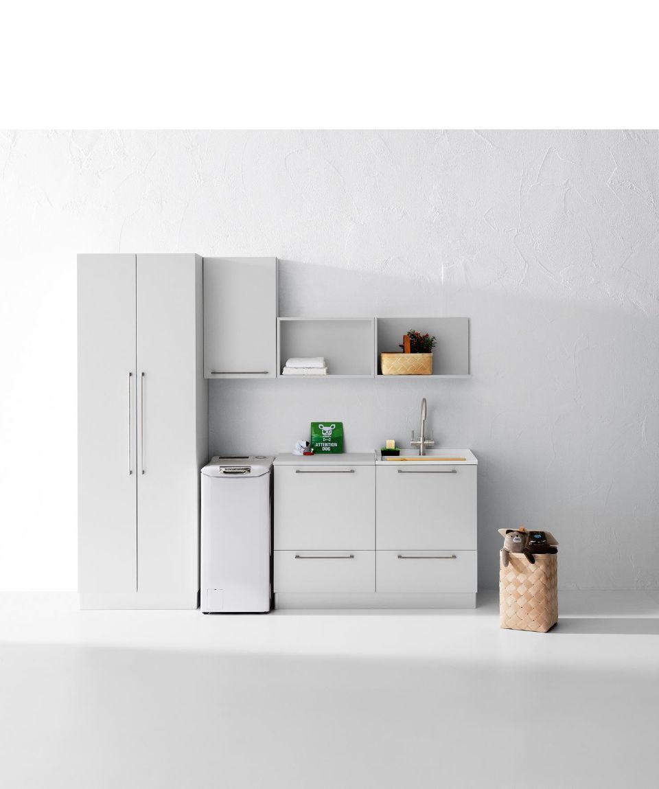 Lavanderia con mobile chiaro