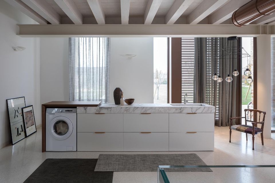 Mobili bianchi per la lavanderia