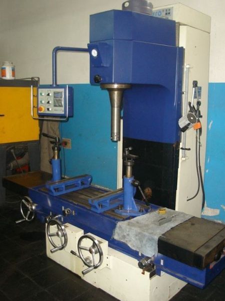 una máquina azul y blanca está sentada en una mesa