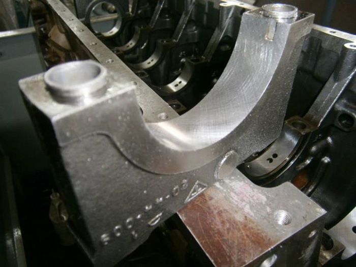 un primer plano de una pieza de metal en un motor .