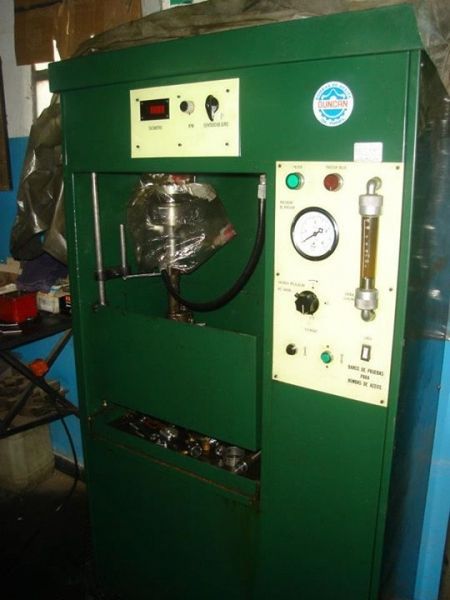 una máquina verde con un panel de control y un medidor de presión