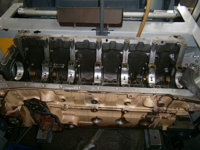 un bloque de motor está sentado encima de una mesa