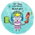 Personaje de caja de voz de dibujos animados con corona, auriculares, micrófono y cuaderno, logotipo de podcast.
