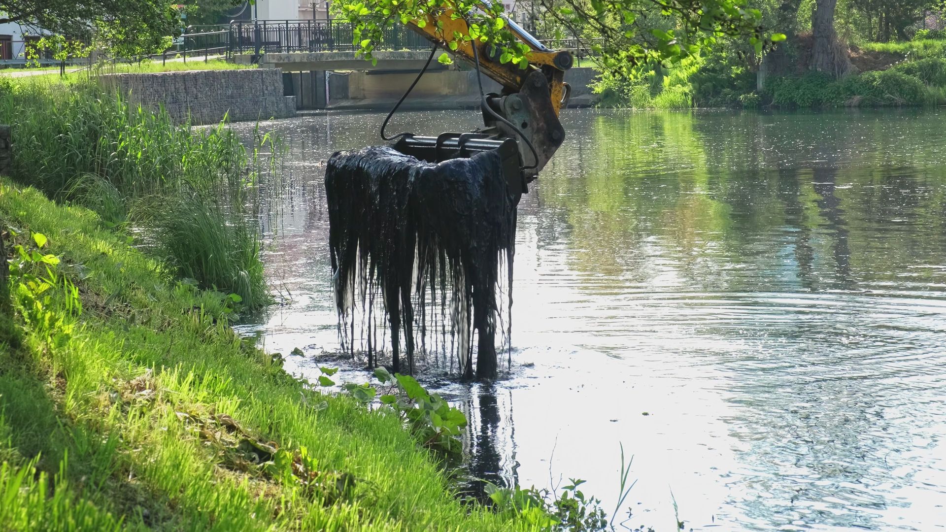 Industrial Heavy Duty Excavator Dredging River Bottom Removing Stincky Silt Mud Slime and Seaweed Wrack