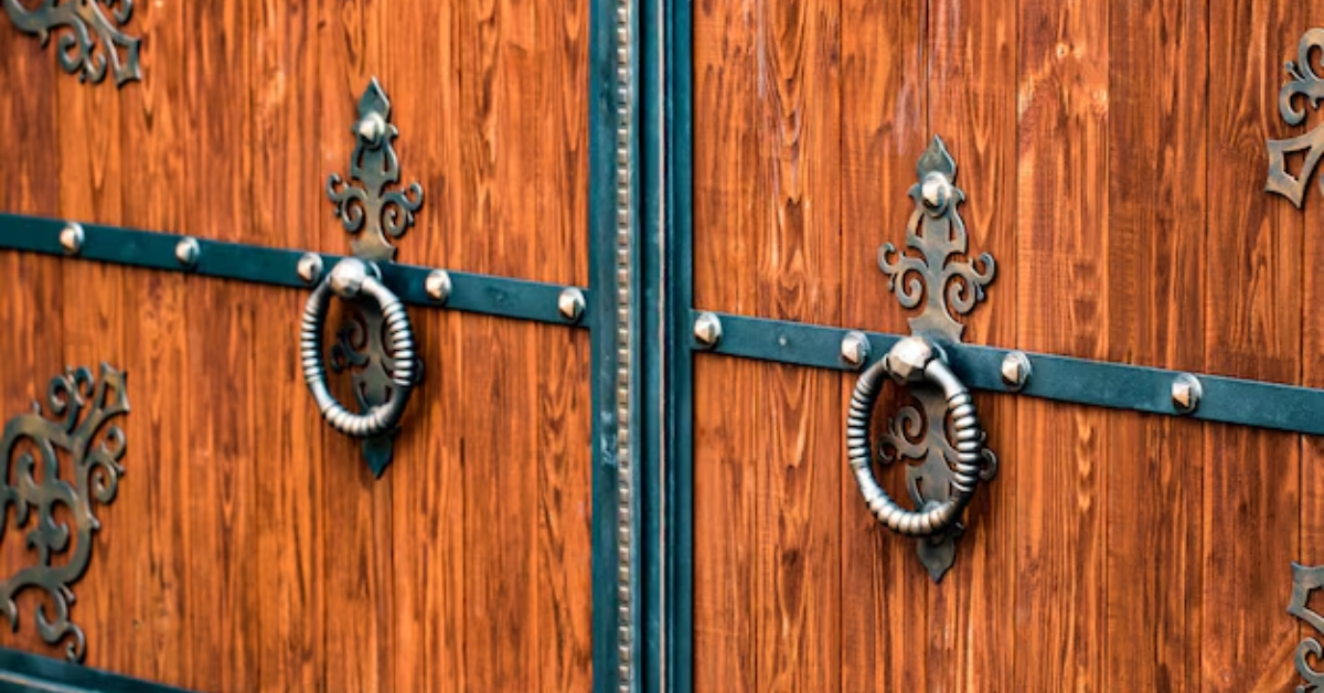 How to Choose Decorative Hardware for Garage Doors?