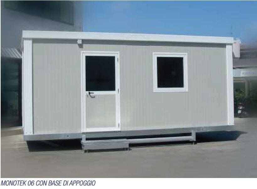 Un piccolo edificio con due finestre e una porta