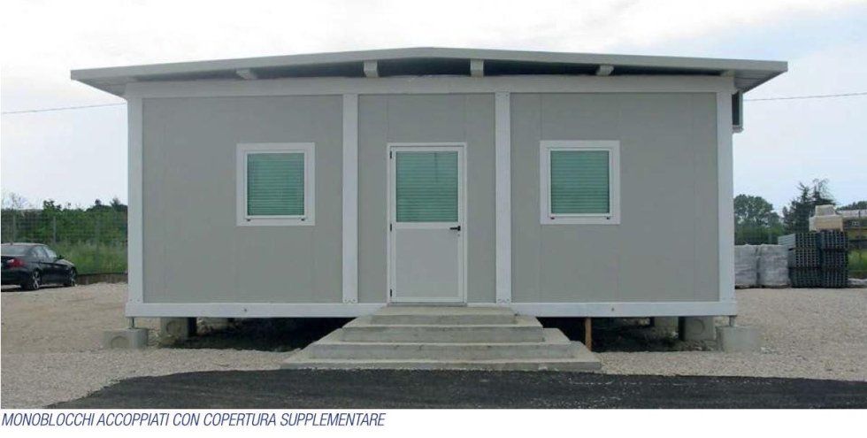 Una piccola casa con scale che vi conducono