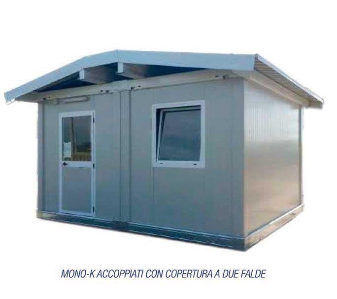 Una piccola casa con una finestra e un tetto