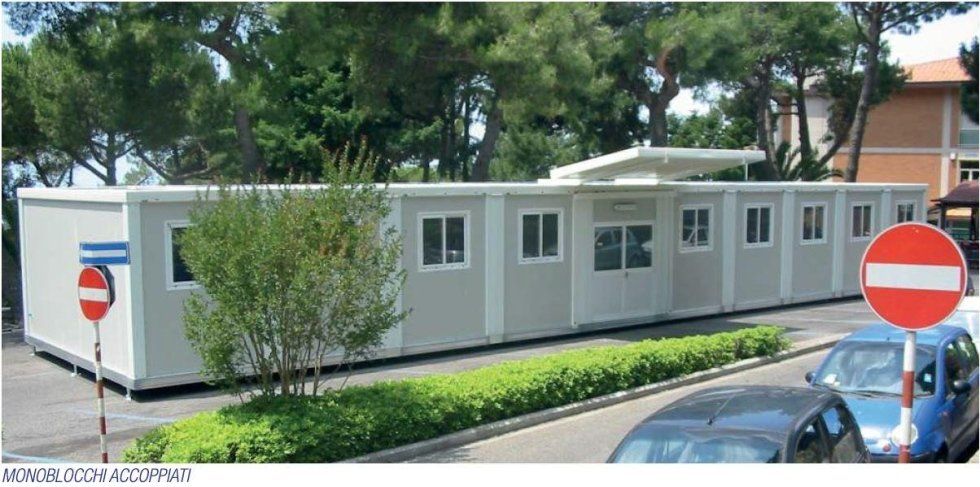 Davanti a un edificio è presente un segnale di divieto di accesso