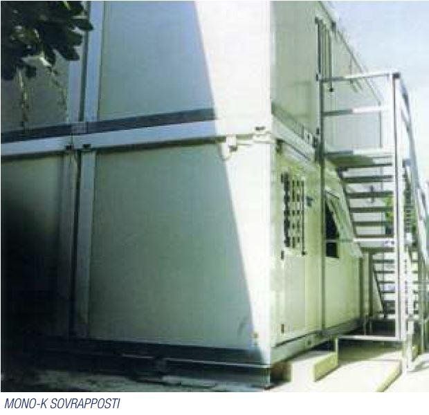 L'immagine di un edificio con le scale che vi conducono