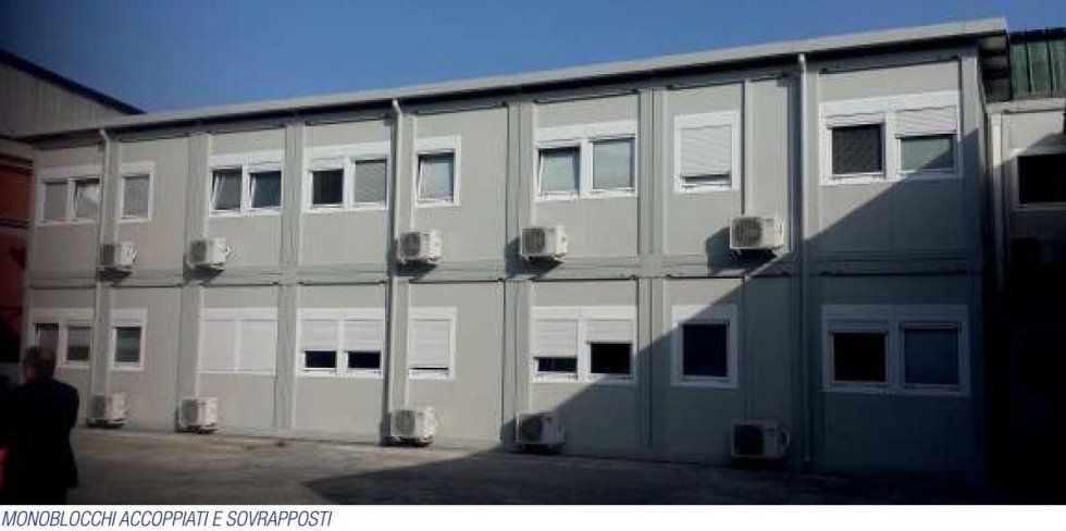 Un grande edificio con molte finestre e condizionatori