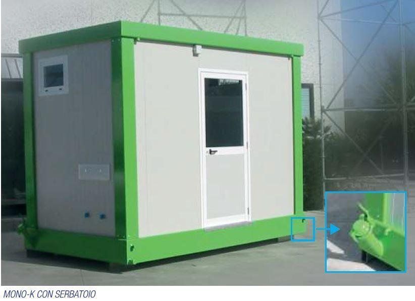 Un edificio verde e bianco con una porta bianca