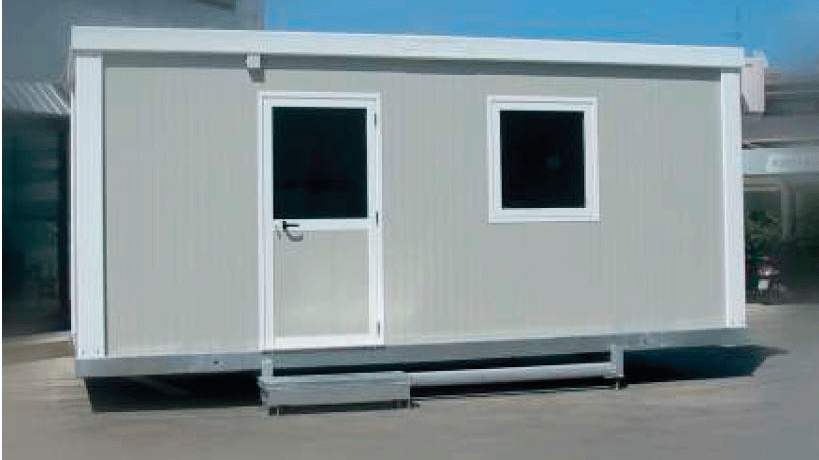 Un piccolo edificio bianco con due finestre e una porta.