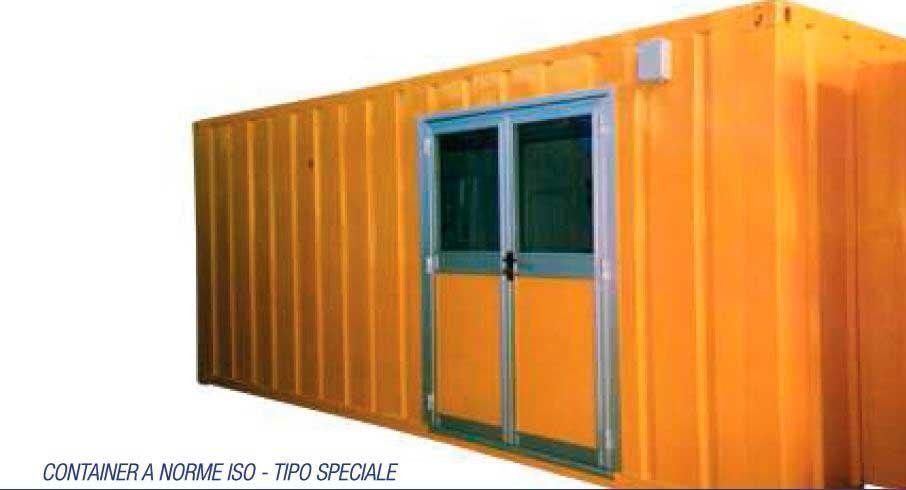 Un container arancione con due porte e due finestre.
