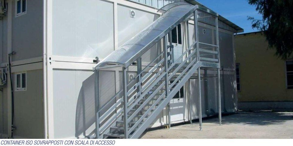 L'immagine di un edificio con le scale che vi conducono