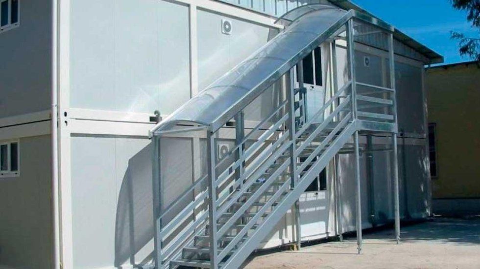 Un edificio bianco con scale che vi conducono.