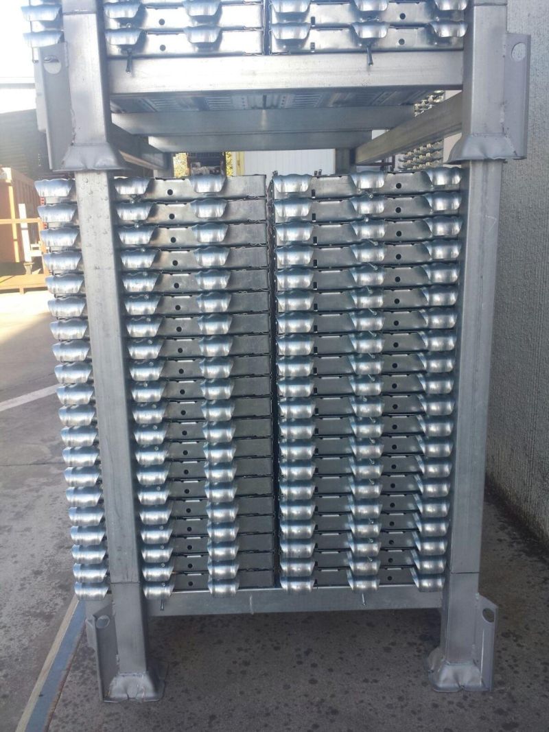 Una pila di scatole di metallo sono impilate una sopra l'altra