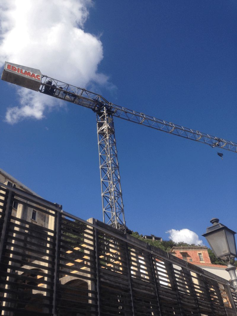 Una grande gru con la parola kran sopra