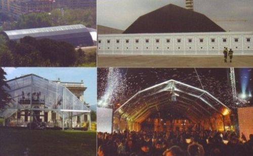 Un collage di immagini mostra una folla di persone sotto una tenda