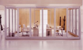 Una stanza con molte finestre e sedie