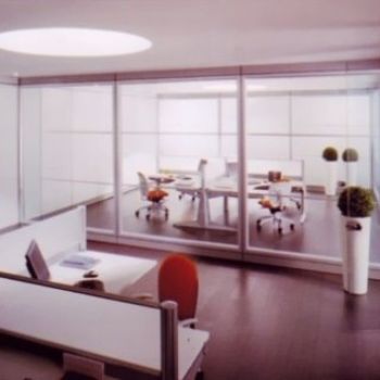 Una stanza con molte finestre, tavoli e sedie