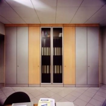 Un libro su una scrivania davanti a una parete di armadietti