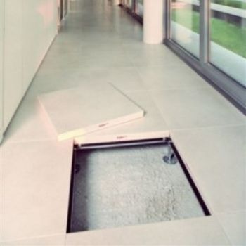 Un pavimento piastrellato con un buco