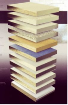 Una pila di libri che mostra i diversi strati del libro