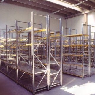 Una fila di scaffali vuoti in un magazzino